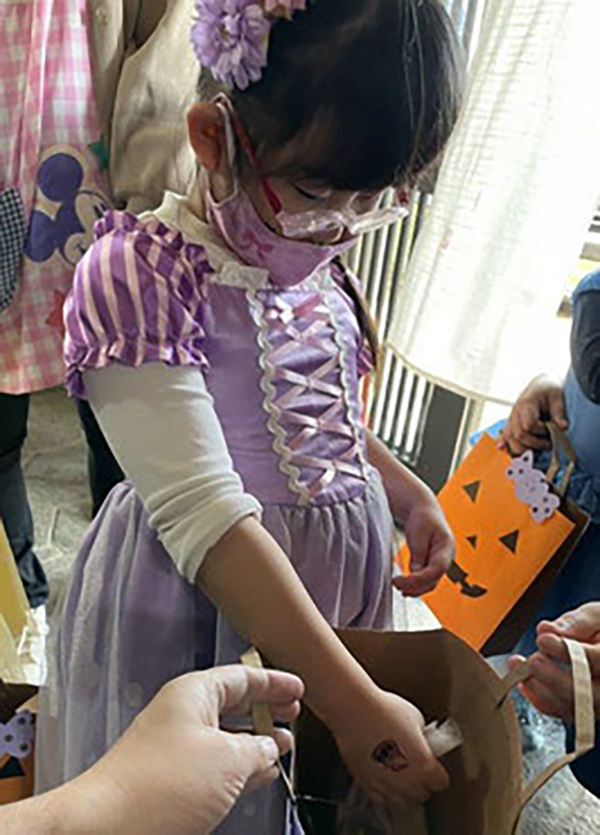 お菓子をもらっている画像